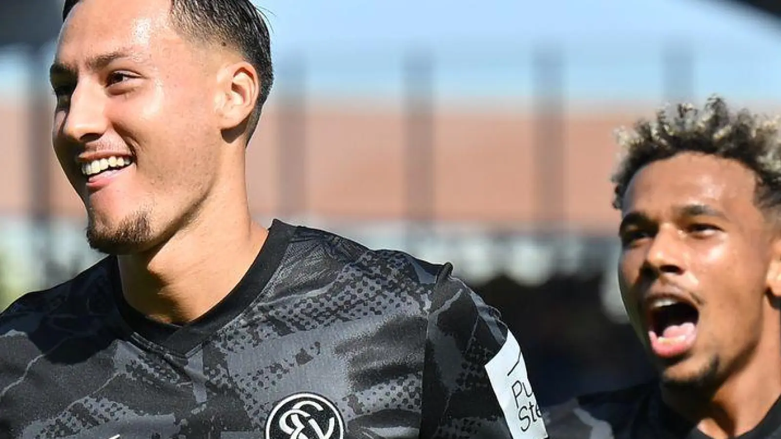 Younes Ebnoutalib (l) bringt Elversberg in Führung.  (Foto: Swen Pförtner/dpa)