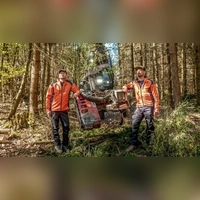 Firmenchef Simon Launer (rechts) und sein Vater Thomas Launer (links) bei der Waldarbeit<br> (Foto: Peter Tippl)
