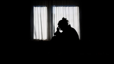 Einsamkeit ist ein häufiger Anlass für Anrufe bei der Telefonseelsorge. (Symbolbild) (Foto: Julian Stratenschulte/dpa)