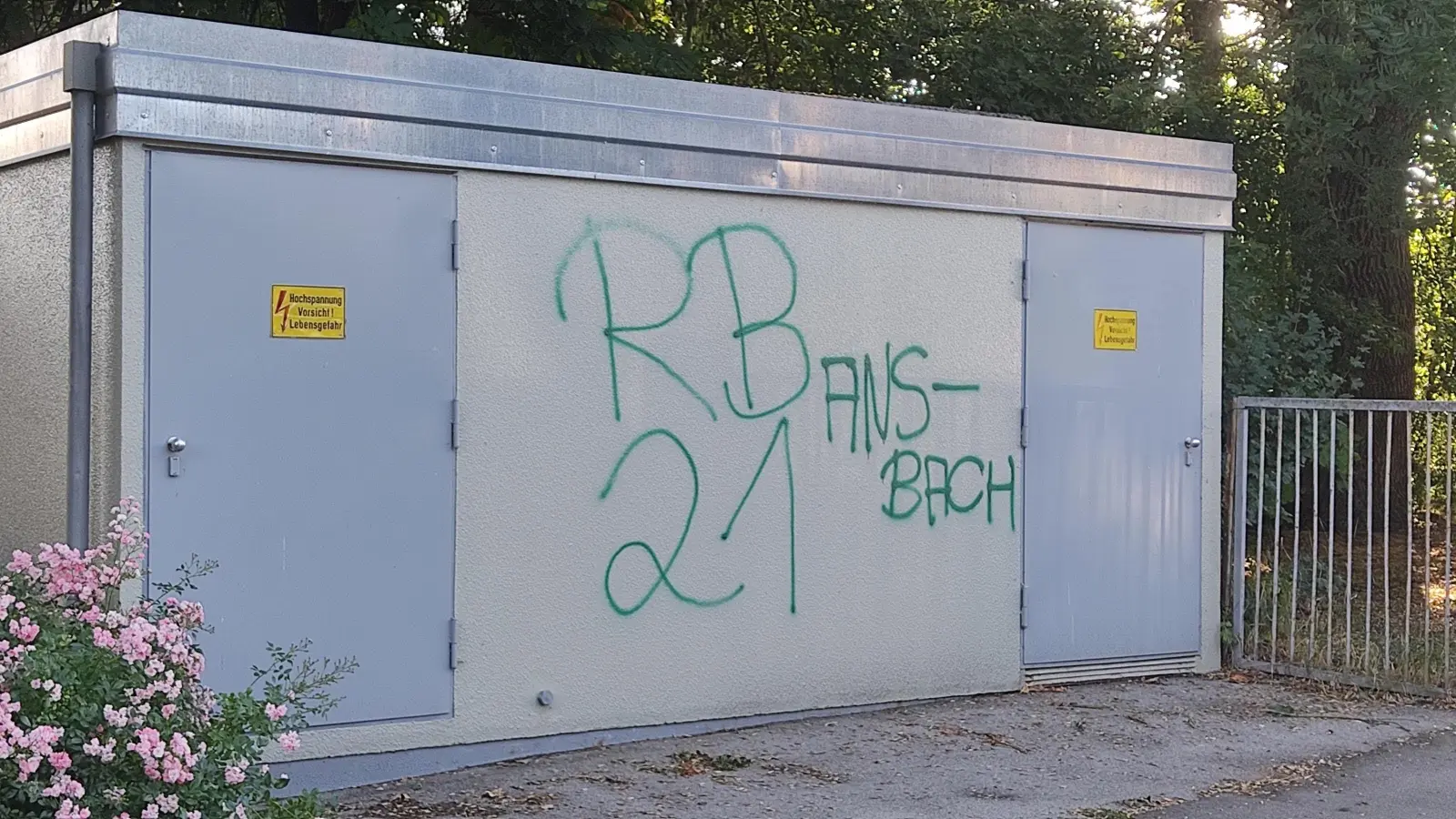 Dieses Trafohäuschen der Stadtwerke verzierte mutmaßlich eines der Mitglieder der Rezatbande mit dem Tag „RB21“ : Nun wird von der Polizei gegen Unbekannt ermittelt. (Foto: fa)
