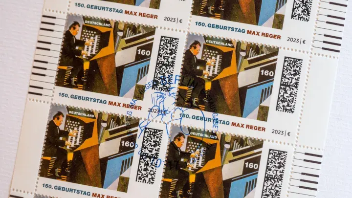 160-Cent-Sonderbriefmarken zum 150. Geburtstag des Komponisten Max Reger. (Foto: Armin Weigel/dpa)