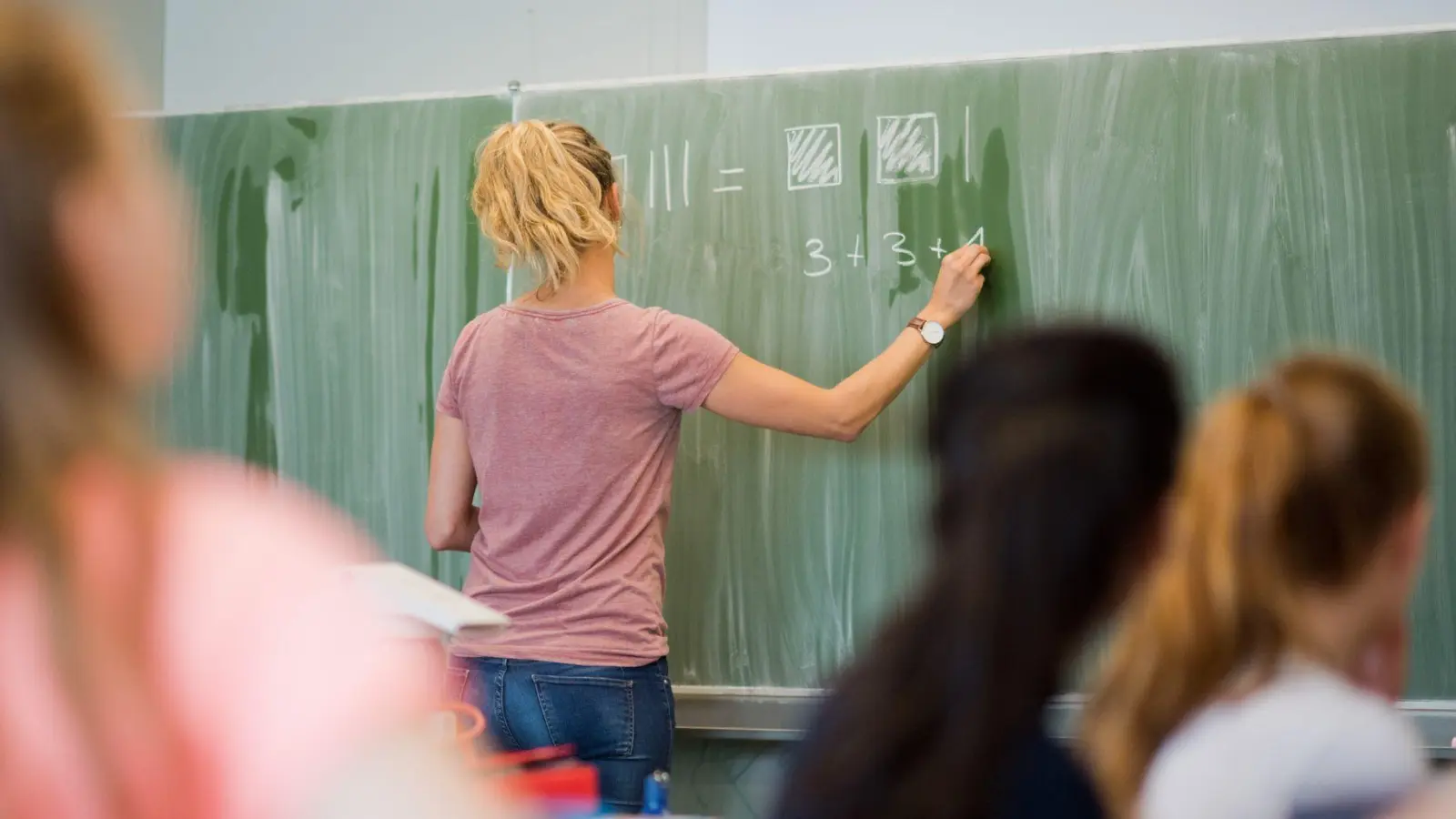 Der Frauenanteil bei den Lehrkräften lag an den allgemeinbildenden Schulen bei rund 73 Prozent. (Symbolbild) (Foto: Julian Stratenschulte/dpa)