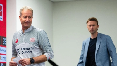 Für Leverkusens Trainer Kasper Hjulmand (l) gibt es von Sportchef Simon Rolfes vorerst eine Jobgarantie. (Archivbild)  (Foto: Marius Becker/dpa)