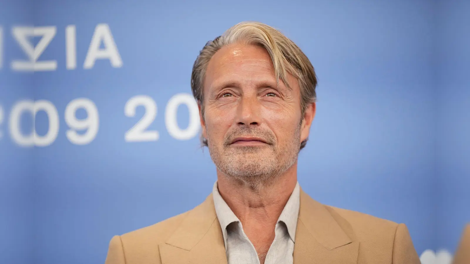 Jetzt wieder ohne Dauerwelle: Mads Mikkelsen.  (Foto: Alessandra Tarantino/Invision/AP/dpa)