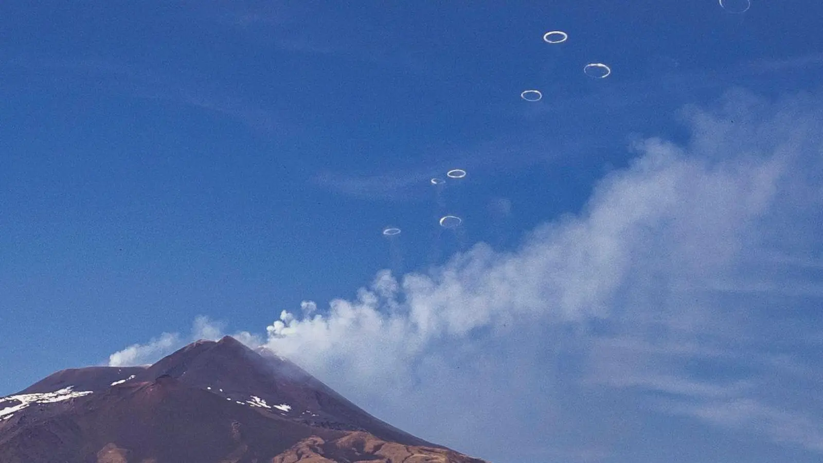 Mysteriöse Ringe steigen über dem Vulkan Ätna auf Sizilien in die Luft. Sie bestehen jedoch nicht aus Rauch, sondern aus Wasserdampf. (Foto: Giuseppe Di Stefano/AP/dpa)