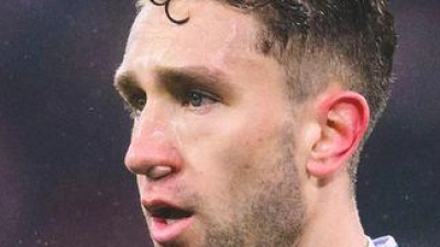 Arthur Chaves soll die Augsburger Abwehr verstärken. (Foto: Tom Weller/dpa)