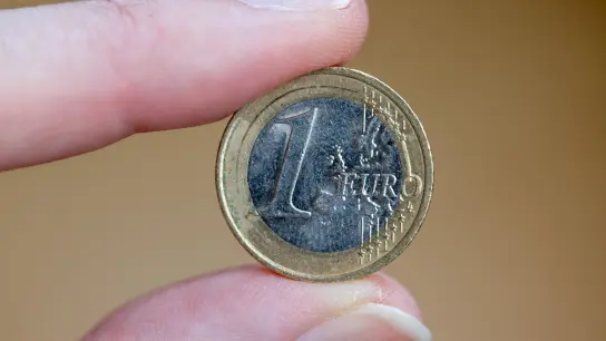Der Euro ist gegenüber dem US-Dollar auf den tiefsten Stand seit Ende 2002 abgesackt. (Foto: Daniel Karmann/dpa)