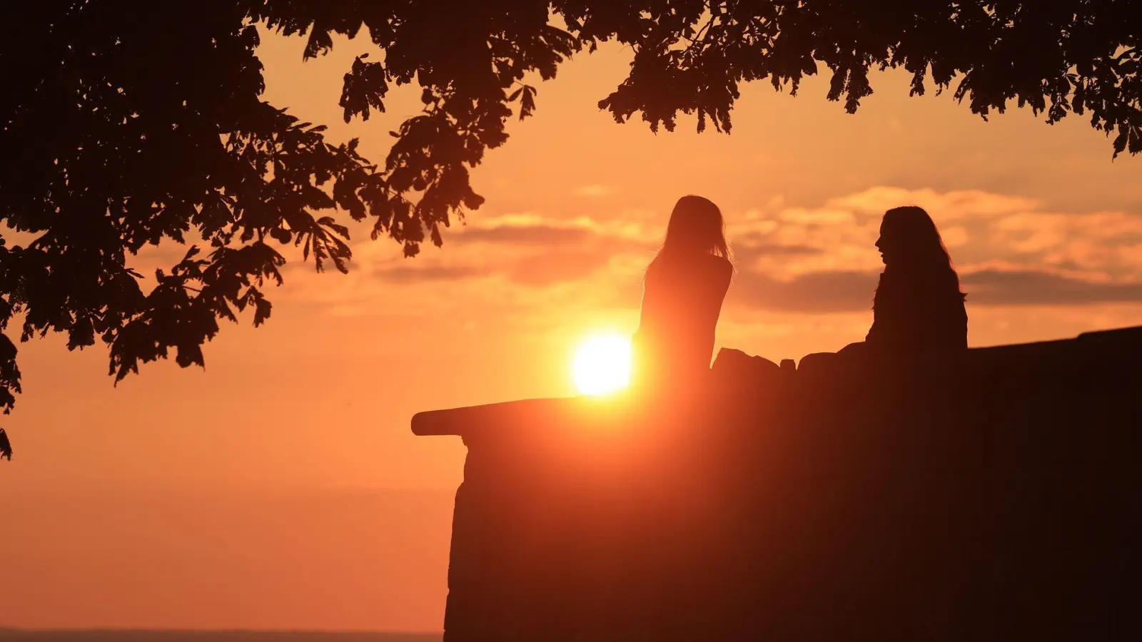 Wenn zwei Menschen sich treffen, aber nur einer redet, ist echte Kommunikation schwierig. Doch auch als Zuhörer hat man etwas zu sagen - und kann dem anderen sogar helfen. (Foto: Karl-Josef Hildenbrand/dpa/dpa-tmn)