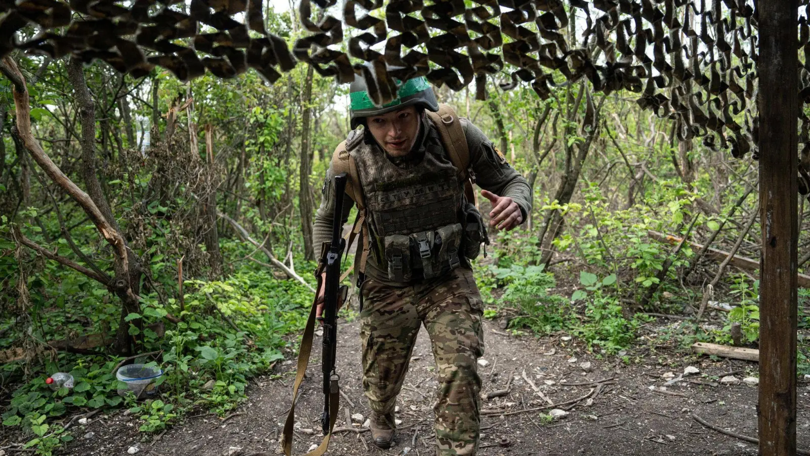 Ein ukrainischer Soldat der 28. Brigade an der Frontlinie in Awdijiwka in der Region Donezk. (Foto: Evgeniy Maloletka/AP/dpa)