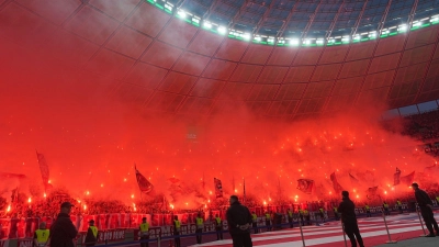 Der FC Bayern und der VfB Stuttgart müssen für das Fehlverhalten ihrer Fans nun etwas weniger zahlen. (Archivbild) (Foto: Michael Kappeler/dpa)