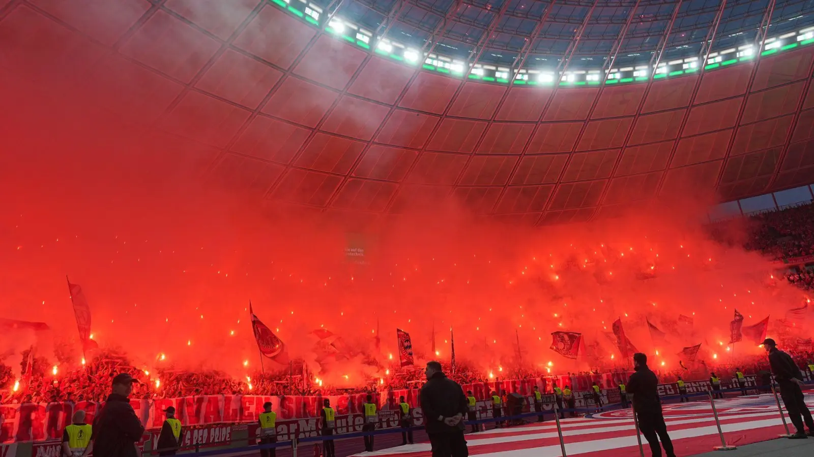 Der FC Bayern und der VfB Stuttgart müssen für das Fehlverhalten ihrer Fans nun etwas weniger zahlen. (Archivbild) (Foto: Michael Kappeler/dpa)