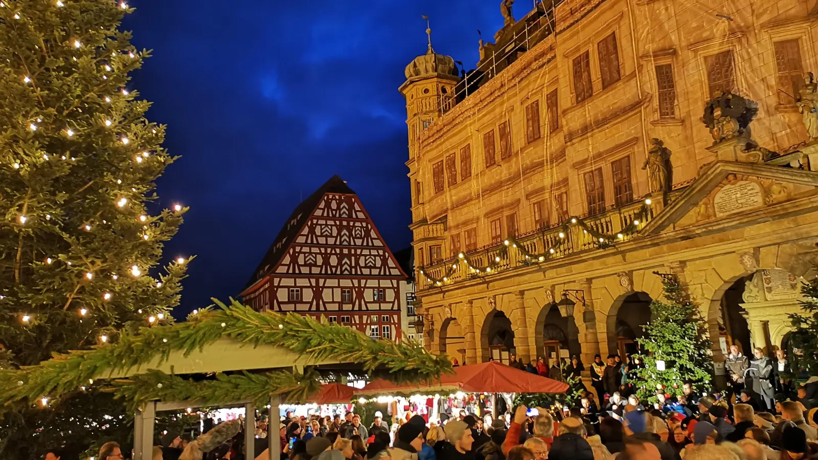  Besonders in den Abendstunden versammelten sich zahlreiche Menschen auf dem Reiterlesmarkt vor der stimmungsvollen Altstadt-Kulisse und genossen dort die weihnachtliche Stimmung. (Foto: Jürgen Binder)