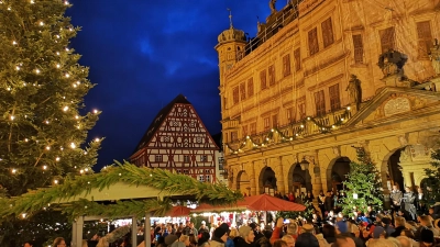  Besonders in den Abendstunden versammelten sich zahlreiche Menschen auf dem Reiterlesmarkt vor der stimmungsvollen Altstadt-Kulisse und genossen dort die weihnachtliche Stimmung. (Foto: Jürgen Binder)