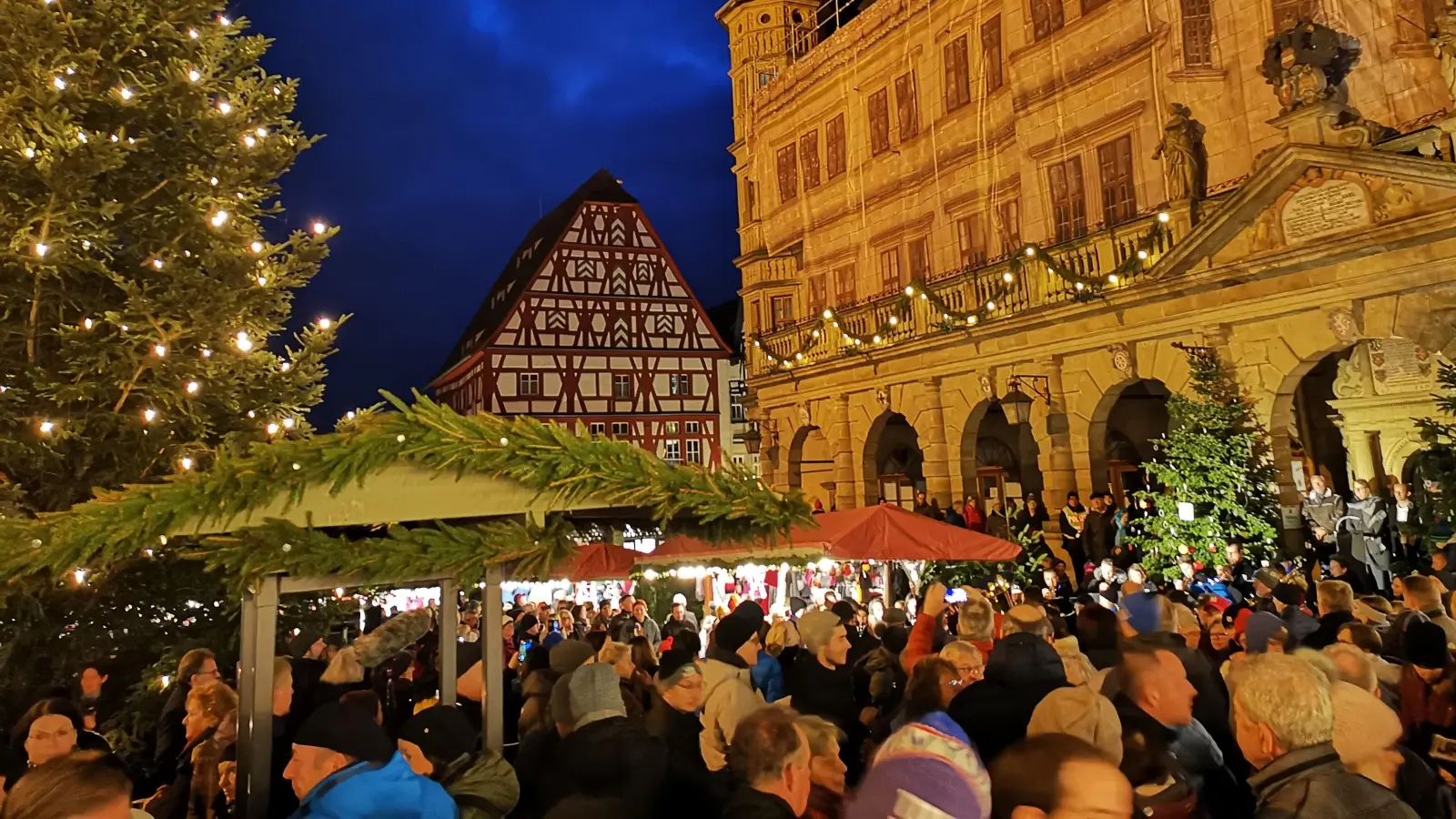  Besonders in den Abendstunden versammelten sich zahlreiche Menschen auf dem Reiterlesmarkt vor der stimmungsvollen Altstadt-Kulisse und genossen dort die weihnachtliche Stimmung. (Foto: Jürgen Binder)