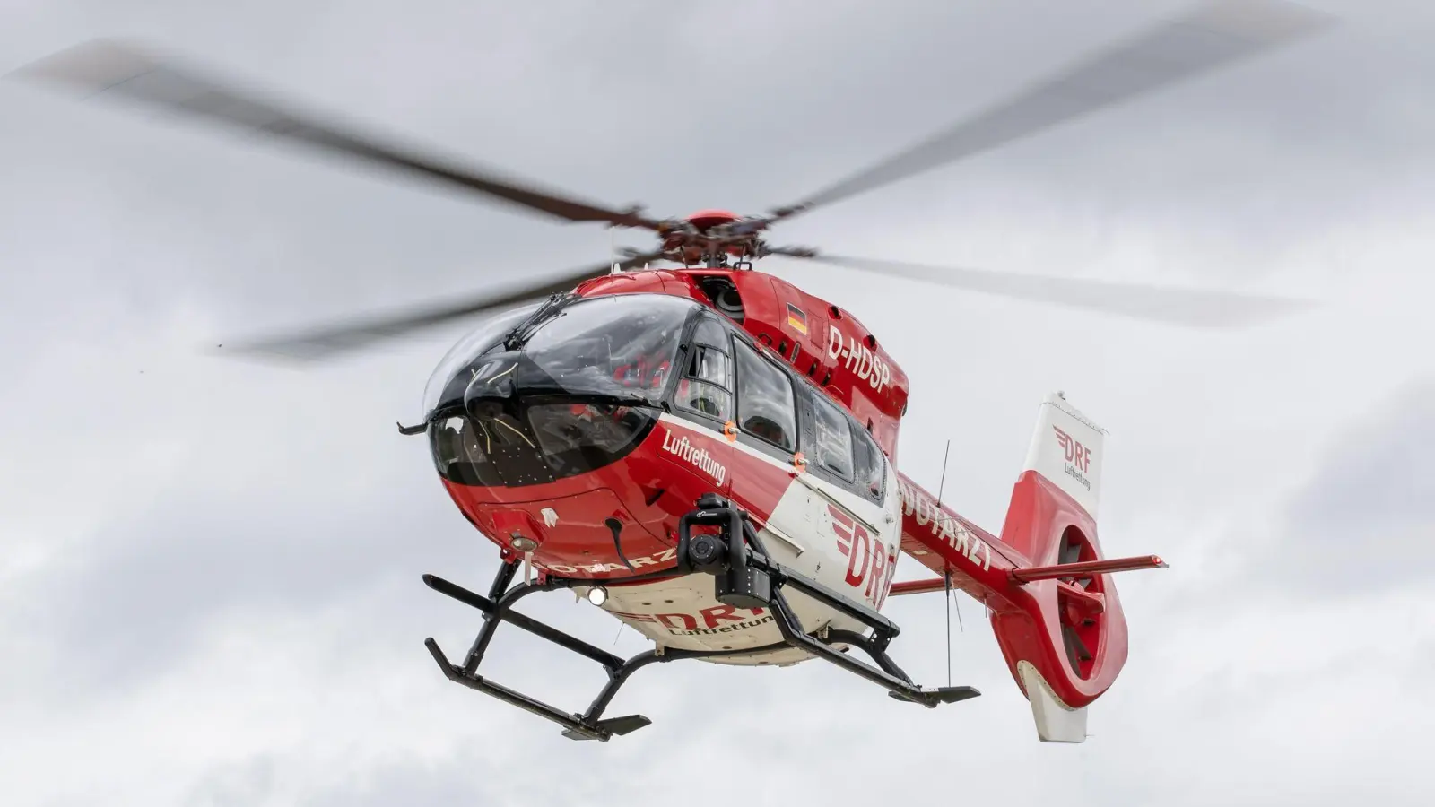 Unter anderem mit einem Hubschrauber wurde nach dem vermissten Badegast gesucht. (Symbolbild) (Foto: Daniel Karmann/dpa)