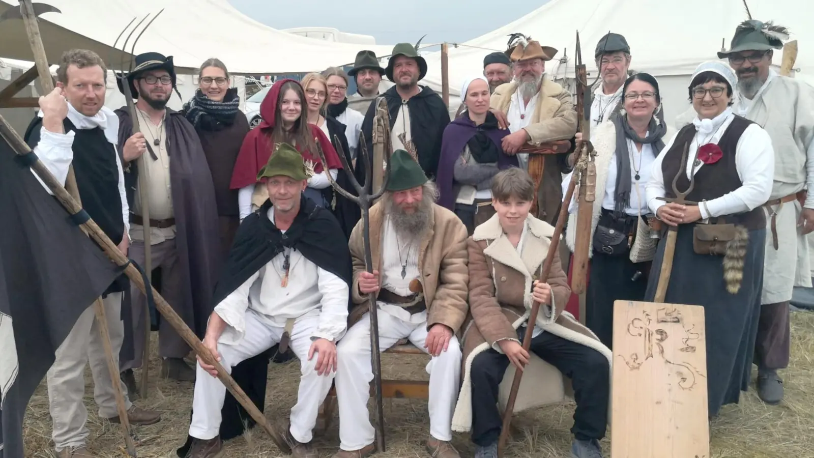 Gelegentlich ist der Schillingsfürster Bauernhaufen auch auswärts aktiv, wie etwa beim Mittelaltermarkt in Bad Grönenbach im Allgäu, wo das Foto entstand. Das Heimspiel am kommenden Wochenende betrachtet die Gruppe aber eindeutig als Jahreshöhepunkt. (Foto: Markus Hofmann)