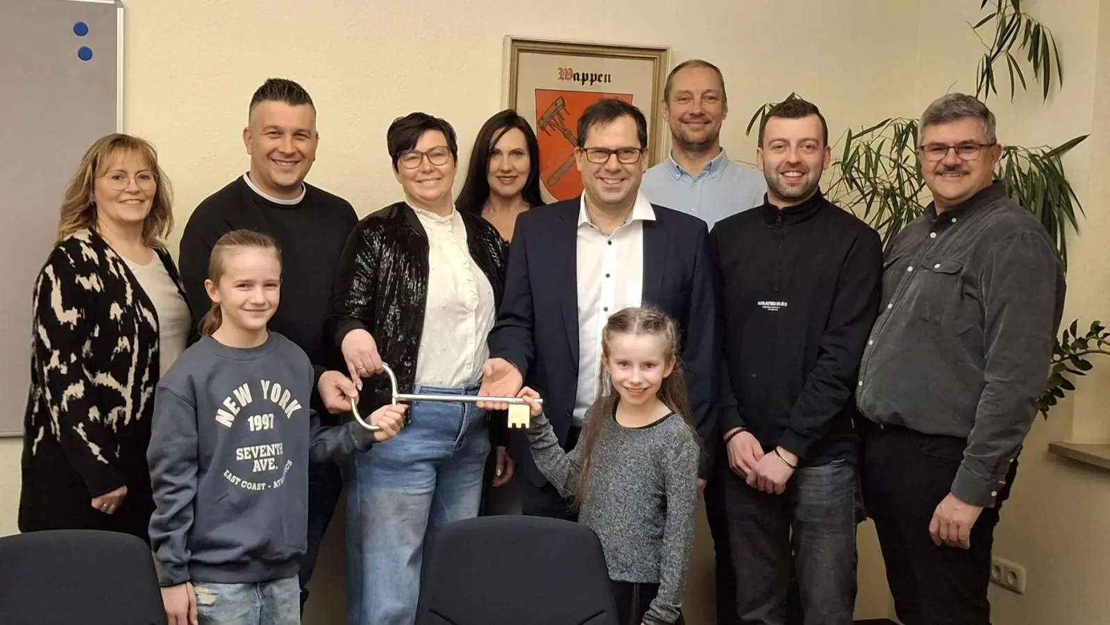 Ganz ohne Kostüm: Vorstand Andrea Gracklauer (rechts), Präsident Nico Weigelmeier (2. von rechts), die beiden Prinzenpaare und Mitglieder des Hofstaates gaben Bürgermeister Stefan Bußinger (4. von rechts) den symbolischen Schlüssel zurück. (Foto: Horst Kuhn)