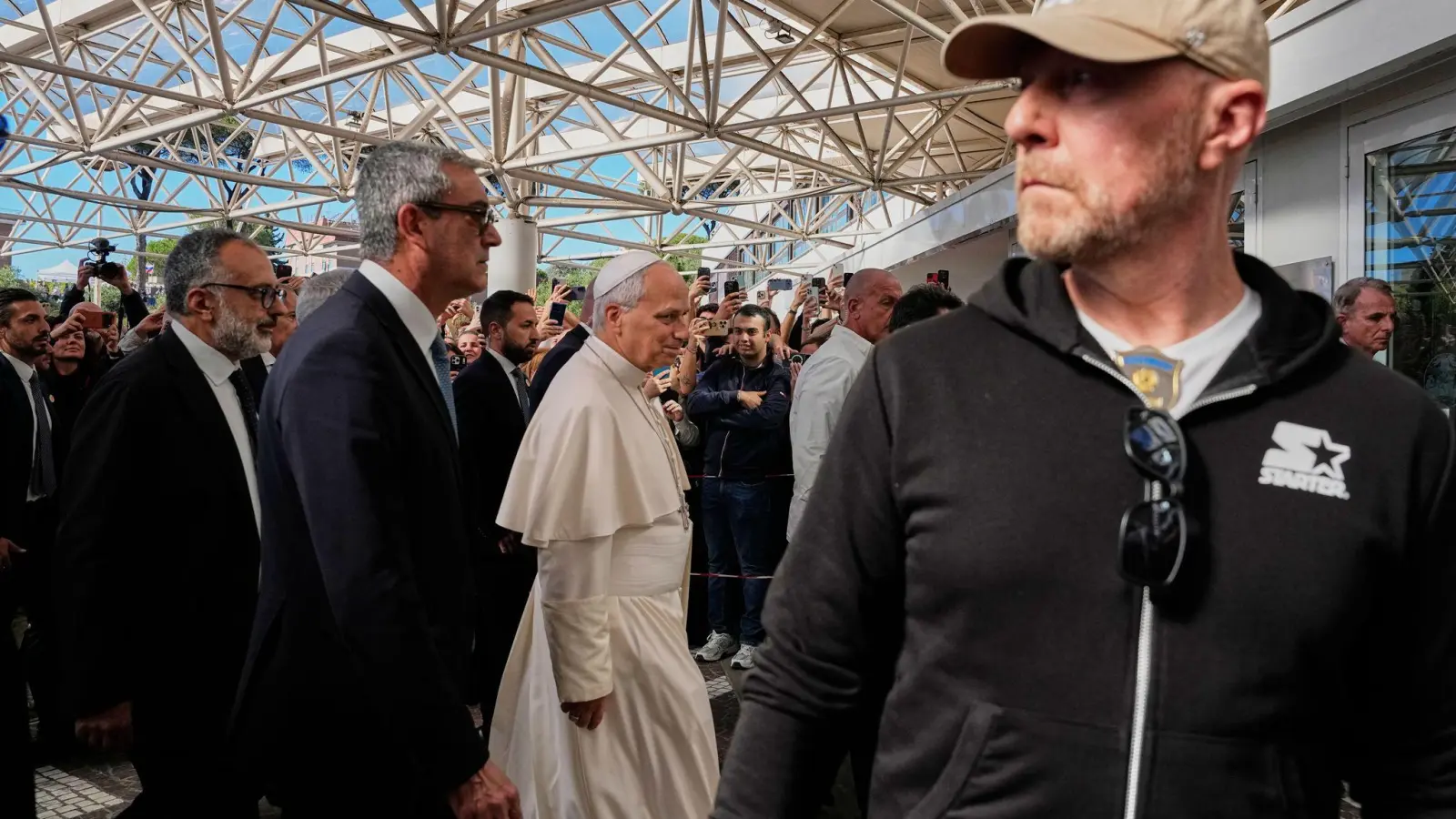 Bei dem Pontifex war ein Lungenknoten entdeckt worden. (Foto: Alessandra Tarantino/AP/dpa)