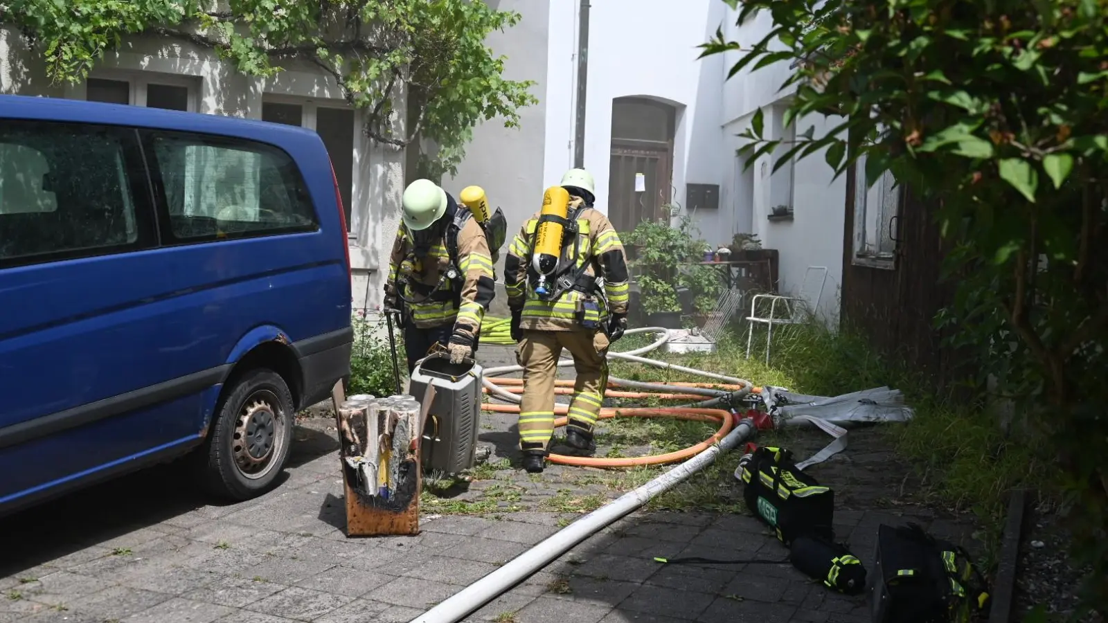 Vom Innenhof aus näherten sich Atemschutzträger dem Brandherd. Sie brachten verkohlte Gegenstände aus dem Keller. (Foto: Wolfgang Grebenhof)