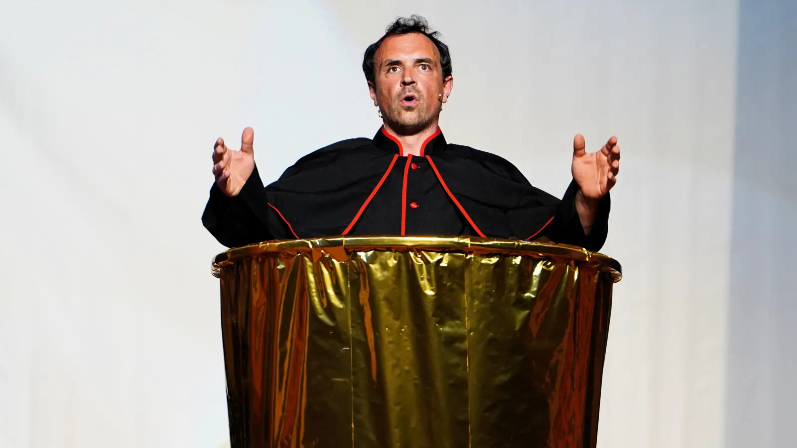 Johannes Scheder hat Premiere als Fastenprediger Kardinal Gustav Adolf. (Foto: Simone Hedler)