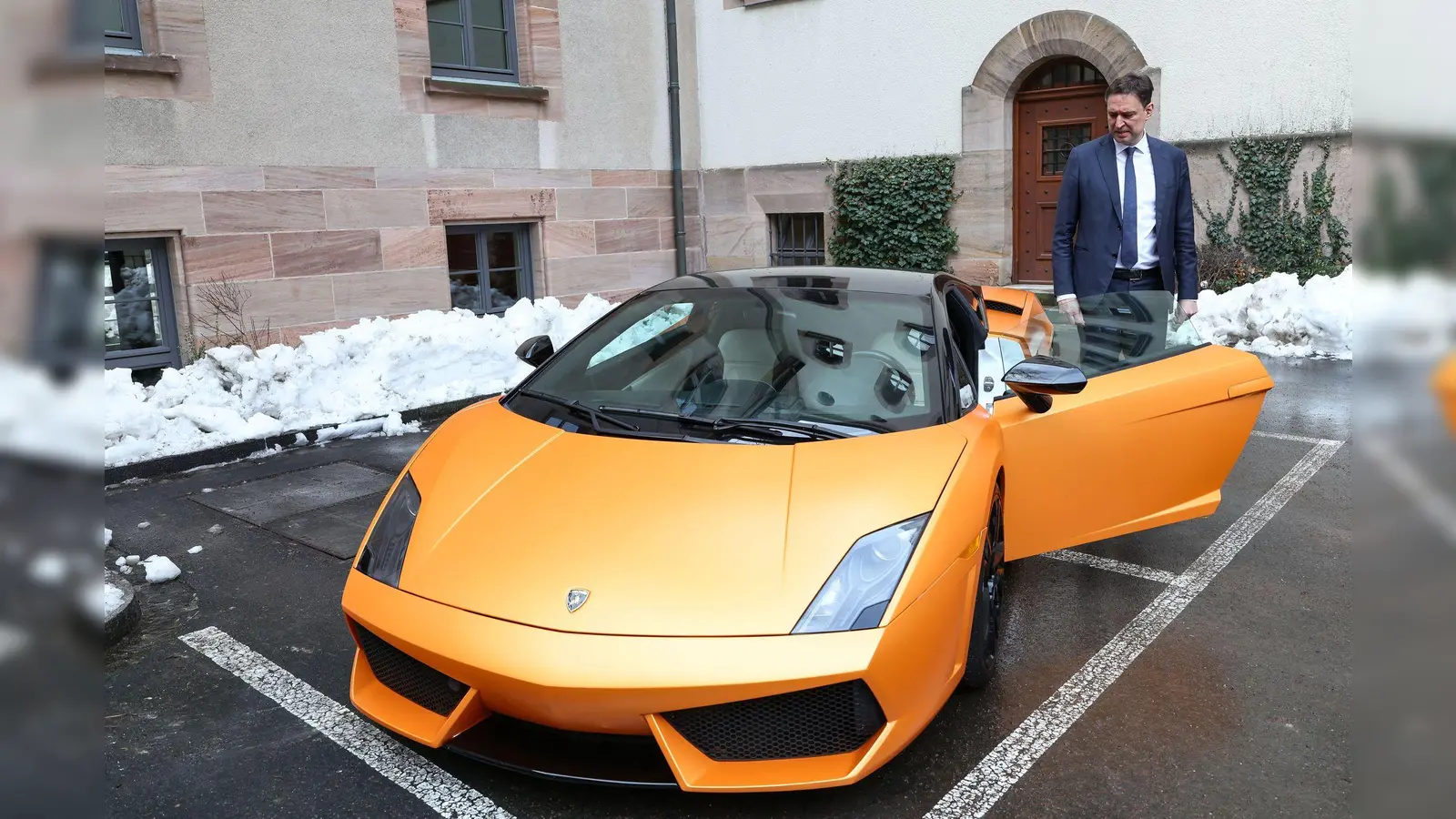 Diesen Lamborghini haben die Ermittler bei einem Beschuldigten gepfändet, der in Unterfranken im großen Stil nicht erbrachte Corona-Tests abgerechnet haben soll.  (Foto: Daniel Löb/dpa)