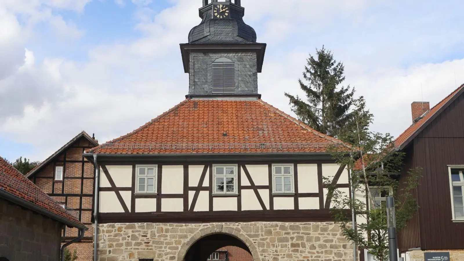 Blick auf das Torhaus im Kloster Michaelstein. Das beliebte Ausflugsziel ist eine ehemalige Zisterzienser-Abtei. (Foto: Matthias Bein/dpa)