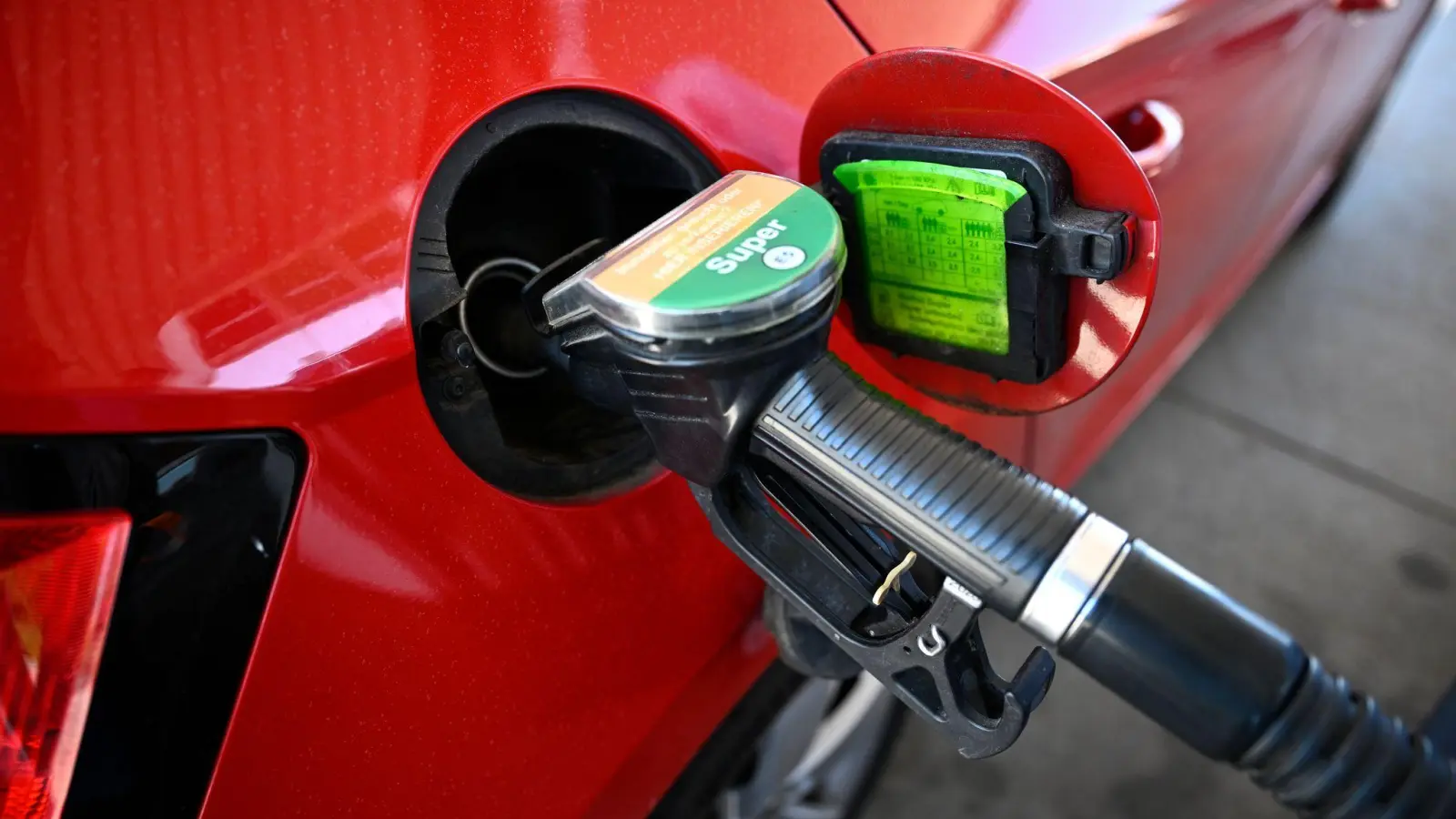 Wer an der Autobahn tankt, zahlt meistens deutlich drauf. (Symbolbild) (Foto: Philip Dulian/dpa)