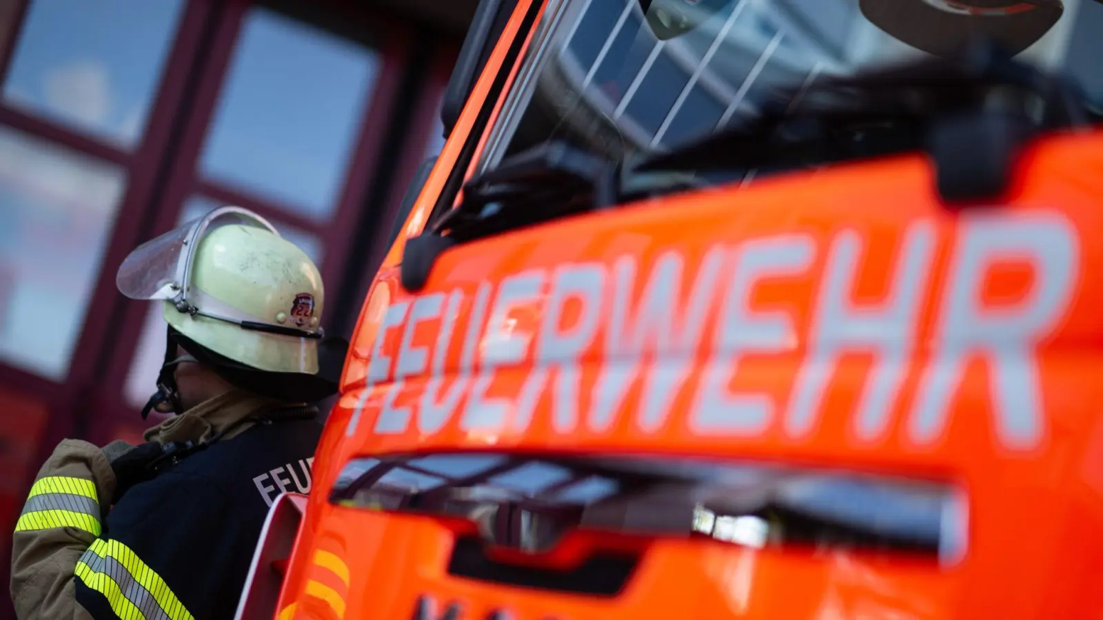 Zusammen mit dem THW versuchen Feuerwehrleute den brennenden Lastwagen zu löschen. (Symbolbild) (Foto: Marijan Murat/dpa)