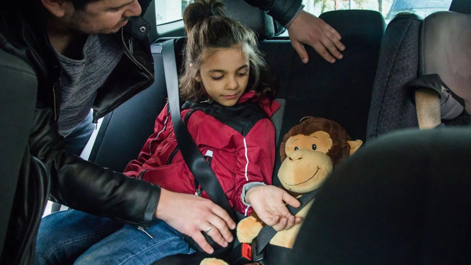 So fährt das Kind sicher im Auto mit - selbst das Kuscheltier ist angeschnallt. (Foto: Christin Klose/dpa-tmn/dpa)