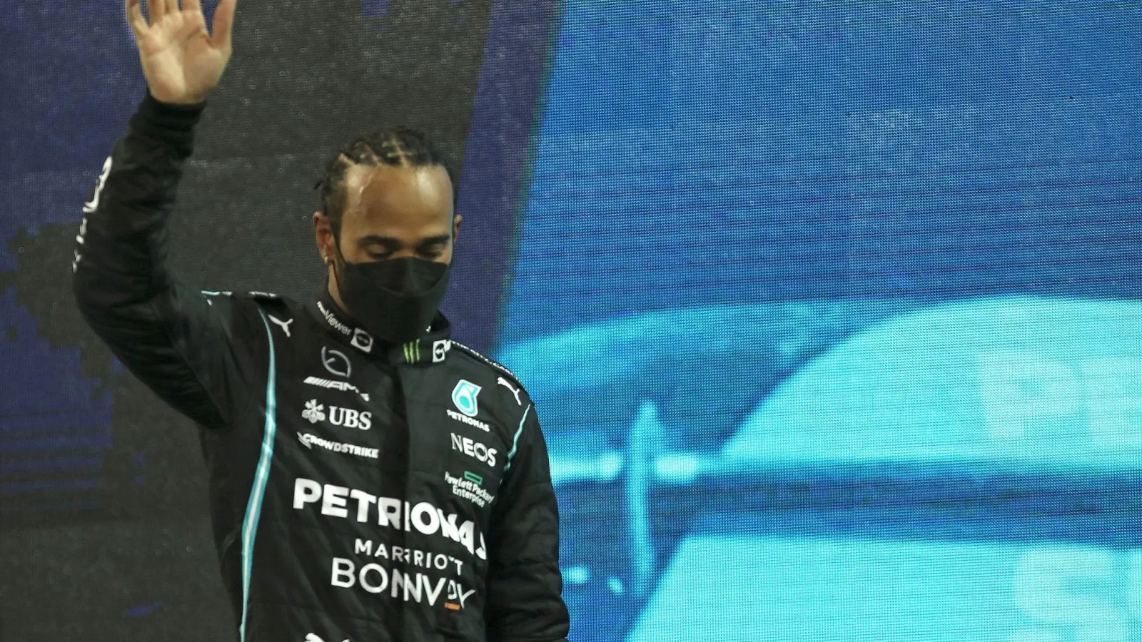Hadert noch immer mit dem umstrittenen Finale in Abu Dhabi: Lewis Hamilton. (Foto: Kamran Jebreili/AP POOL/dpa)