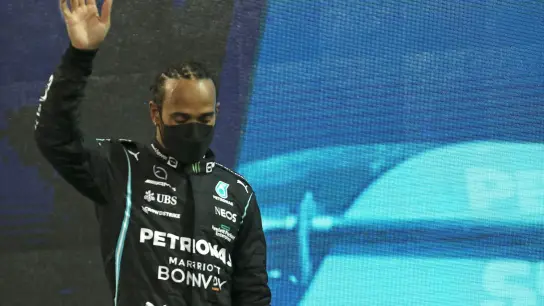 Hadert noch immer mit dem umstrittenen Finale in Abu Dhabi: Lewis Hamilton. (Foto: Kamran Jebreili/AP POOL/dpa)