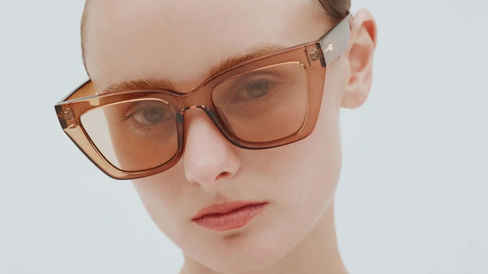 Jetzt im Trend: Brillengestelle, die Durchblicke erlauben. Hier zu sehen: Brille „Le Coeur“ von Le Specs. (Foto: Le Specs/dpa-tmn)