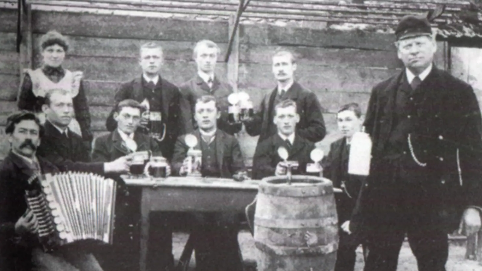 Ob diese Zecherschar so ernst schaut, weil der Bierpreis astronomische Höhen erreicht hat? Eine historische Aufnahme aus der Gaststätte „Zur Linde“ in Hennenbach. (Repro: Alexander Biernoth)