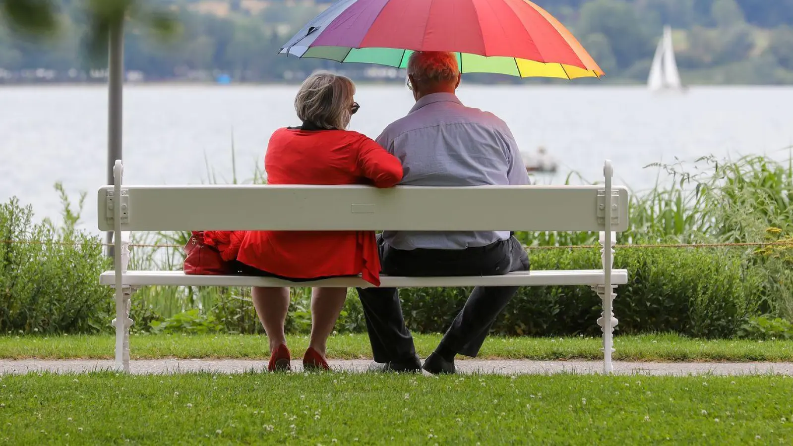 Mit ungetrübtem Blick in die Zukunft schauen: Über den langen Lebensabschnitt des Ruhestands hinweg muss der Gesamtvermögens-Mix stimmen. (Foto: Thomas Warnack/dpa/dpa-tmn)