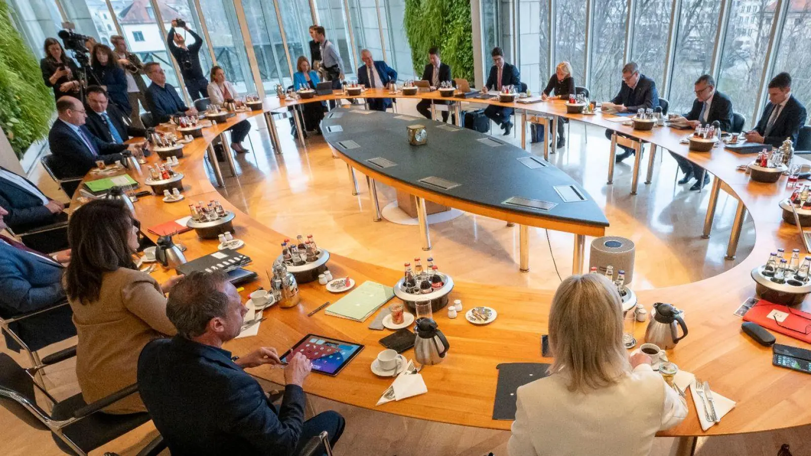 Die Minister und der Ministerpräsident sitzen zu Beginn der Sitzung des bayerischen Kabinetts gemeinsam am ovalen Tisch der bayerischen Staatskanzlei. (Foto: Peter Kneffel/dpa)