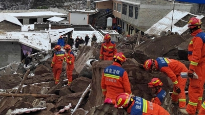 Alle verschütteten Häuser sind an einem steilen Hang gebaut gewesen. (Foto: Anonymous/Xinhua/AP/dpa)