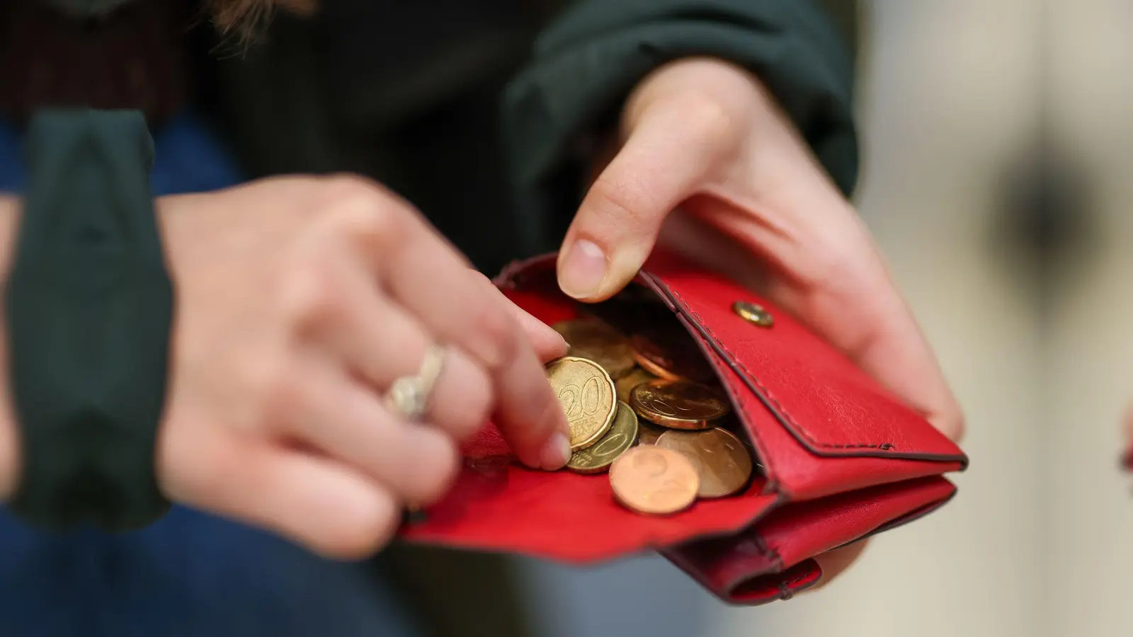 Der deutsche Staat hat im vergangenen Jahr mehr Geld für Sozialhilfe ausgegeben. (Symbolbild) (Foto: Jan Woitas/dpa)