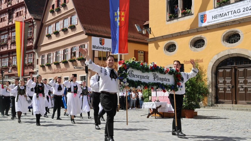 An Pfingsten gehört die Stadt Dinkelsbühl den Siebenbürger Sachsen. Das Motto ihres 76. Heimattages: „Generationen verbinden – Perspektiven schaffen”. (Foto: Martina Haas)