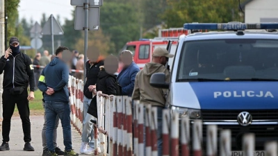 Rettungskräfte und Polizei im Einsatz vor der Grundschule in Polen, wo bei einer Messerattacke eine Frau ums Leben kam.  (Foto: Marcin Obara/PAP/dpa)