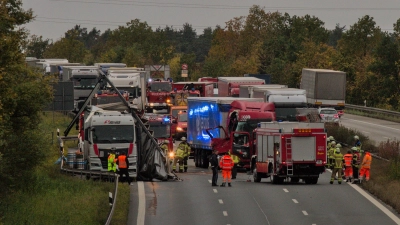 Ein Auffahrunfall bei Lichtenau ließ den Verkehr auf der A6 in Richtung Nürnberg stillstehen. Ein Lkw blockierte alle drei Fahrspuren. (Foto: Tizian Gerbing)