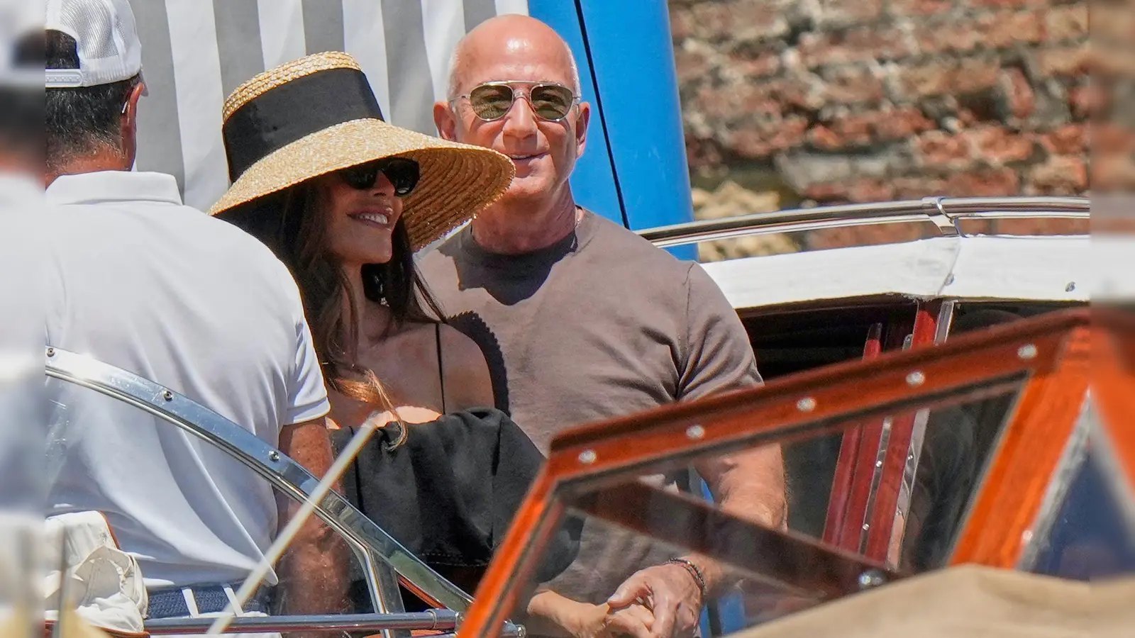Am Tag nach der Hochzeit lassen sich Jeff Bezos und seine Frau Lauren in „Harry&#39;s Bar“ bringen. (Foto: Luca Bruno/AP/dpa)