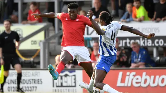 Taiwo Awoniyi (l) von Nottingham Forest und Dedryck Boyata von Hertha BSC gehen zum Ball. (Foto: Matthias Koch/dpa)