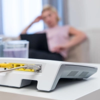 Gehört nicht in den Schrank: Gerade bei hohen Temperaturen sollte der Router möglichst frei und fern direkter Sonneneinstrahlung stehen. (Foto: Christin Klose/dpa-tmn)
