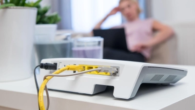 Gehört nicht in den Schrank: Gerade bei hohen Temperaturen sollte der Router möglichst frei und fern direkter Sonneneinstrahlung stehen. (Foto: Christin Klose/dpa-tmn)