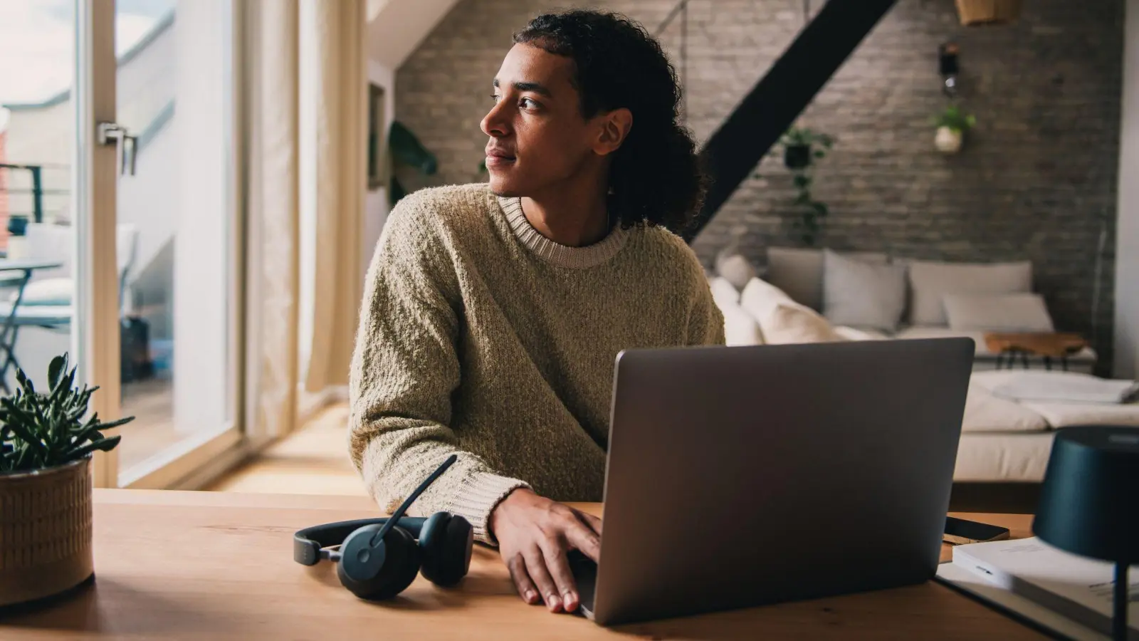 Selbstständige müssen sich in der Regel auch selbst um ihre Altersvorsorge kümmern. Der Großteil tut das. (Foto: Zacharie Scheurer/dpa-tmn)