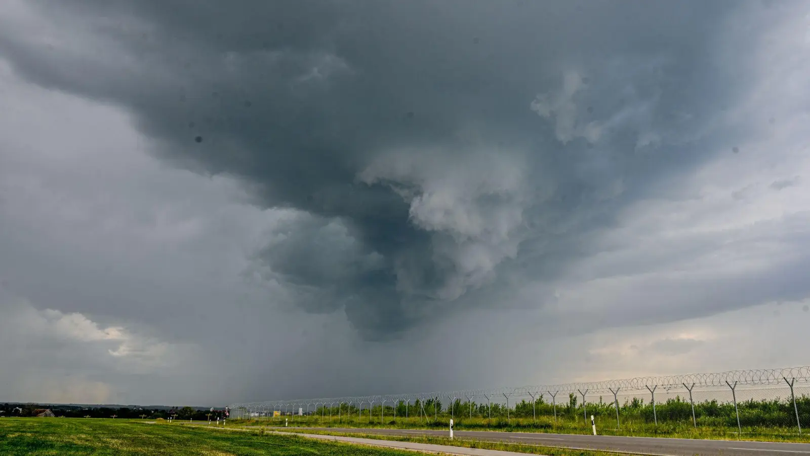 Gewitter machten es am Wochenende mancherorts ungemütlich.  (Foto: Jason Tschepljakow/dpa)