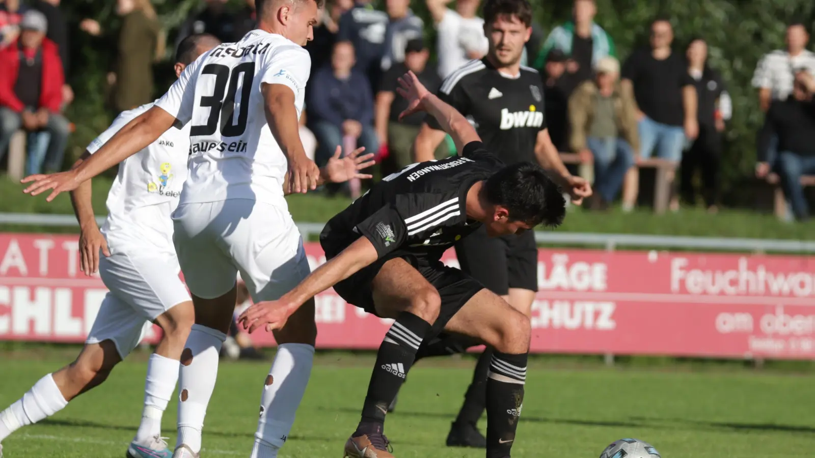 Wehrhafter TuS: Der Ansbacher Torschütze Jonas Sauerstein (links) mit dem Feuchtwanger Fabian Heumann-Neubert. (Foto: Markus Zahn)