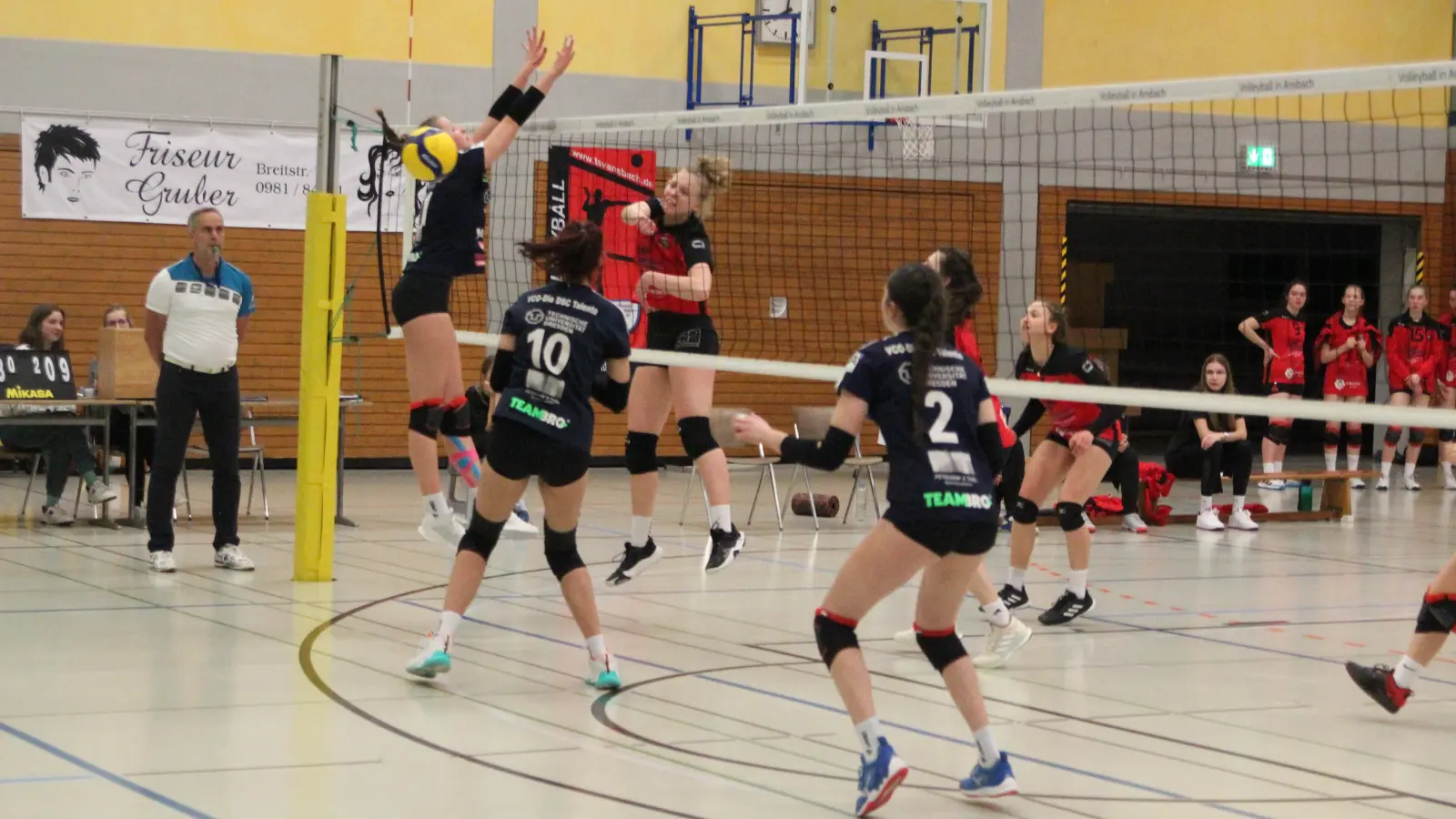 Die Ansbacherinnen, hier mit Thea Jüttner (hinten links) beim Schmetterball, überzeugten gegen Olympia Dresden. (Foto: Norbert Dietrich)