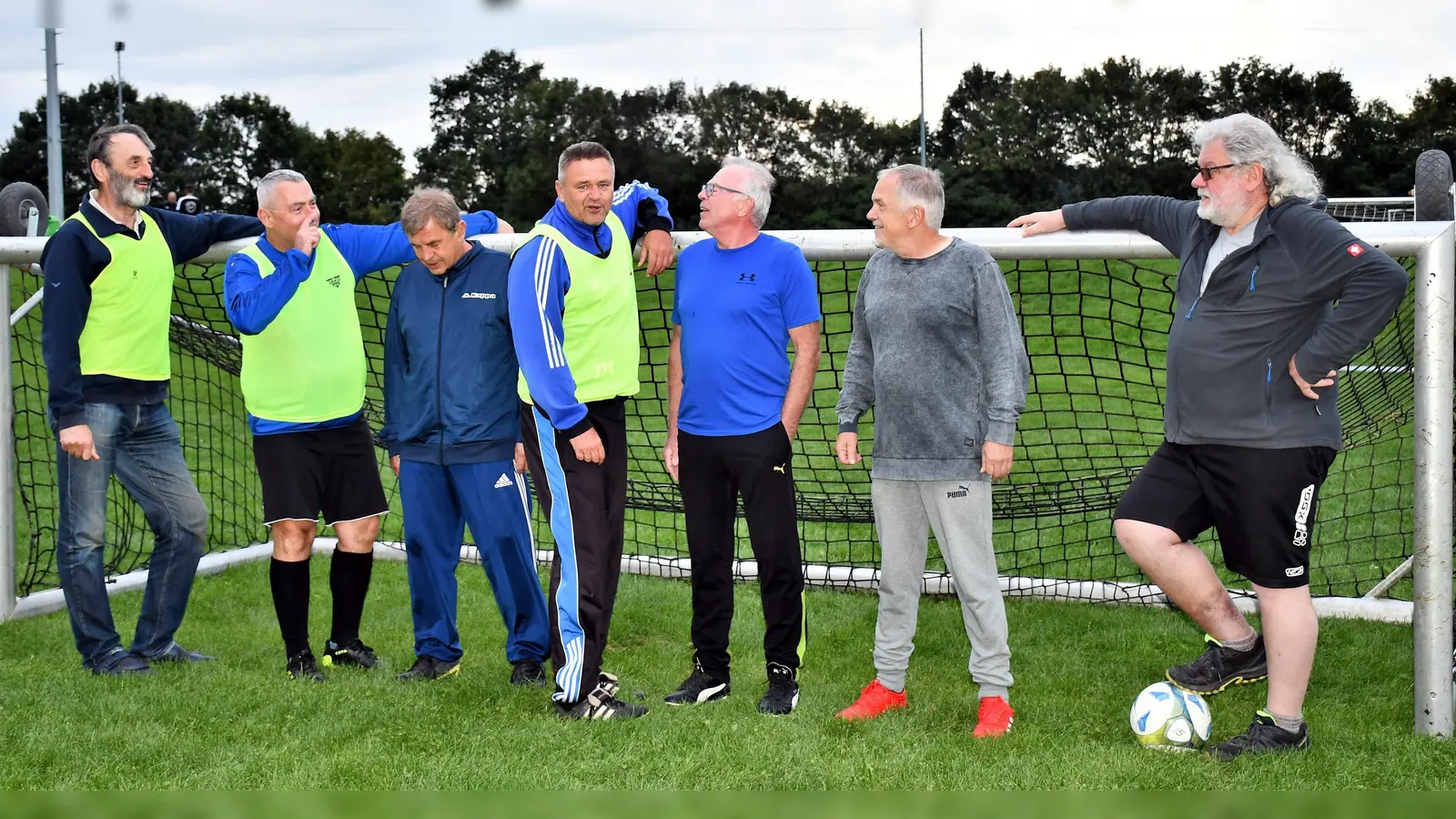 Eine kleine Gruppe traf sich zum ersten Training „Gehfußball“am Wilhermsdorfer TSV-Gelände (Foto: Gudrun Schwarz)