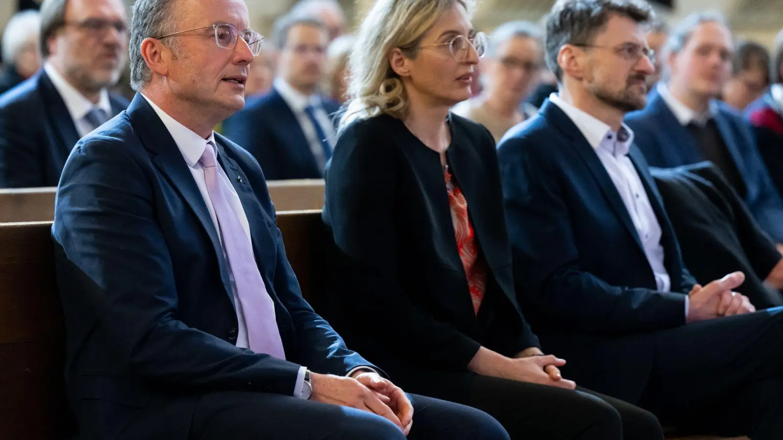 Christian Kopp (l-r), Nina Lubomierski und Klaus Schlicker, Kandidaten für die Wahl zum Landesbischof oder Landesbischöfin, nehmen an der Landessynode teil. (Foto: Sven Hoppe/dpa)
